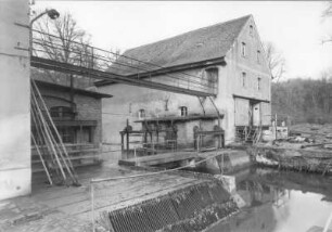 Wolkenburg (Kreis Glauchau), Mühlenstraße 9. Wehranlage im Mühlgraben gegen Sägemühle, links angeschnitten Turbinenhaus der Getreidemühle, davor Grobrechen am Einlaufbauwerk