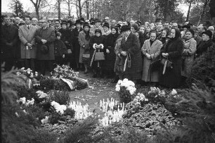 Gedenkfeier der Vertriebenen auf dem Karlsruher Hauptfriedhof an Allerheiligen.