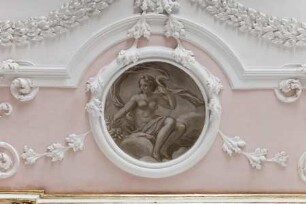 Decke des Vorraums des ehem. Sommerschlafzimmers — Drei Medaillons mit Frauenfiguren und Blumen — Frau mit Blumenstrauß