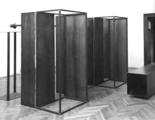 Ausstellung "Till Exit - Angst", Juni 1998. Dresden-Loschwitz, Leonhardi-Museum. Raumaufnahme mit Installation