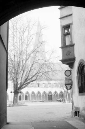 Freiburg: Turmstraße durch Bogen auf Rathausplatz im Schnee
