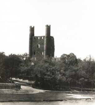 Saalfeld, Burgruine Hoher Schwarm : Saalfeld. Burgruine Hoher Schwarm. Großer quadratischer Wohnturm mit Ecktürmen