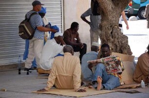 Lissabon - Straßenhändler : Afrikanische Straßenhändler im Zentrum von Lissabon, aufgenommen 2006