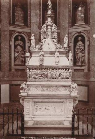 Grabmal in der Kirche San Domenico in Bologna