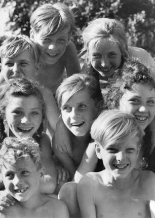 Gruppenbild von Kindern aus dem Zeltlager der "Sozialistischen Jugend Deutschlands - Die Falken" in Hohenbuchen/Poppenbüttel