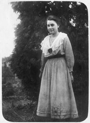 Meusegast (heute: Dohna-Meusegast). Junge Frau im Garten des Ritterguts