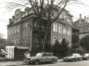 Dresden-Trachau, Platanenstraße 14. Wohnhaus (A. 20. Jh.). Straßenansicht mit Einfriedung