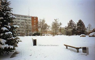 Mommsenstraße 11 (Gebäude B), davor Bahnhofsvorplatz im Januar