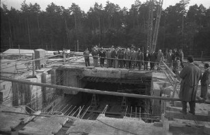 Bau des Atomreaktors bei Eggenstein-Leopoldshafen.