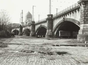 Dresden-Friedrichstadt, Weißeritzstraße 3. Marienbrücke, Eisenbahnbrücke (1846-1852, J. G. Lohse) und ehem. Zigarettenfabrik "Yenidze" (1909, H. M. Hammitzsch).