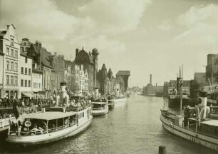 Danzig (Gdansk), Schiffsverkehr auf der Mottlau mit Sternwarte und Krantor. Blick von der Grünenbrücke