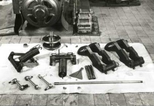 Liegende Gegendruck-Einzylinderdampfmaschine mit Ventilsteuerung und Achsregler (Reparaturzustand). 350 PS (257 kW). Richard Raupach Görlitz (Nr. 1781), 1948. Einzelteile des Fliehkraftreglers. Döbeln, Zuckerfabrik