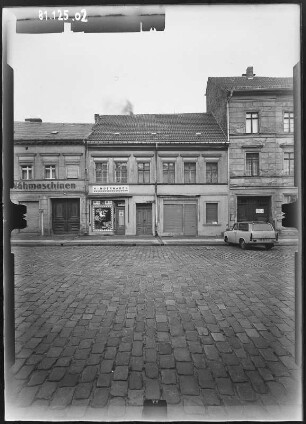 Bernau, Leninstraße (Brauerstraße) 2. Wohnhaus mit Laden (Kinderwagen). Straßenfront