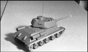 Freiburg: Holzspielzeug, Tank T 34 Modell, von unten