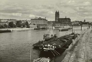 Schwimmkran beim Entladen, Magdeburg