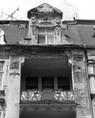 Görlitz-Altstadt, Augustastraße 29. Wohnhaus (Bezeichnung 1900). Loggia (2. Obergeschoß) und Giebel