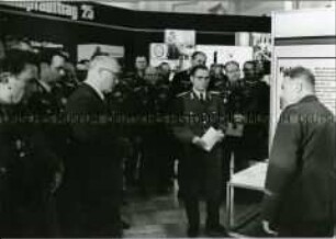 Friedrich Dickel beim Rundgang durch eine Neuerer-Ausstellung im Ministerium des Innern