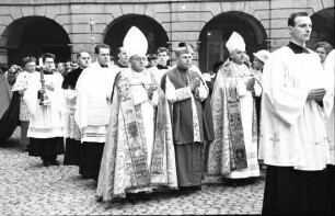 Freiburg: Prozession mit Weihbischof Karl Gnädinger, links Sedlmeier, Rottenburg; rechts Weihbischof Reuss, Mainz