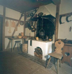 Fladungen Rhönmuseum. Museumsraum mit Ofen und Küchengeräten aus dem 17./18. Jh.