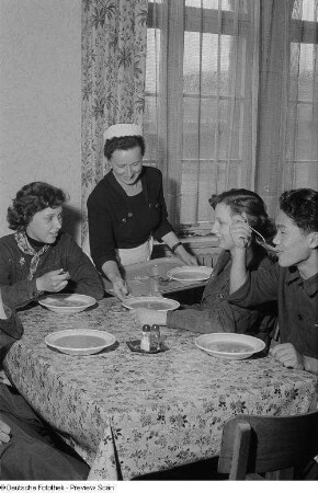 Berufsschüler beim Mittagessen