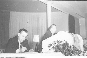 Dresden. Deutschlandpolitik. Treffen mit Vertretern aus der BRD unter Teilnahme des Oberbürgermeisters Walter Weidauer, um einen Friedensvertrag mit beiden deutschen Staaten zu erzwingen, 1955