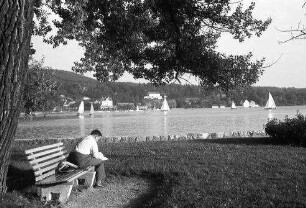 Herrsching: Park, Vordergrund Bank, mit Blick auf See