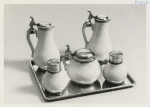 Menage, Essigkännchen K 167/E, ÖlkännchenK 167/Ü, Senftopf K 168, Salzstreuer K 169, Pfefferdreher K 169/I, Tablett 1919 von Richard Wiedamann