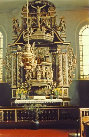 Schloßkirche: Barockaltar mit Taufengel