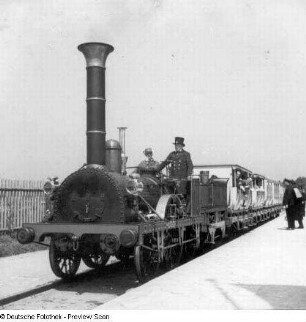 Nachbildung (Modell 1:1) der Dampflokomotive "Adler" mit dem ersten deutschen Eisenbahnzug der Strecke Nürnberg - Fürth (1835)