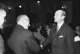 Freiburg: Kaufhaussaal; Großes Bundesverdienstkreuz für Colmars Oberbürgermeister Joseph Rey; Ministerpräsident Dr. Hans Filbinger überreicht Großes Bundesverdienstkreuz und beglückwünscht Oberbürgermeister Joseph Rey