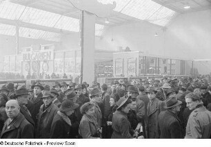 Messebetrieb in einer Ausstellungshalle, u.a. mit Bulgarien