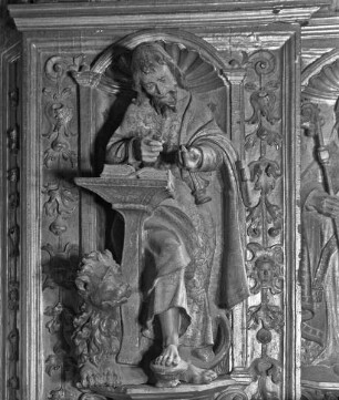 Hochaltar, Sockelgeschoss, rechter Teil, rechts: Evangelist Markus