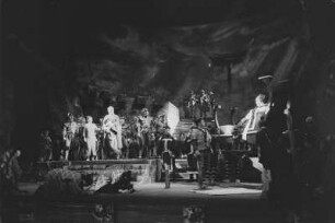 Szenenbilder aus der Oper "Turandot" von Giaccomo Puccini in der Inszenierung von Walter Felsenstein (musikal. Leitung: Václav Neumann, Bühnenbild und Kostüme: R. Heinrich). Komische Oper Berlin, 25.01.1958 : Mit Sigrid Ekkehard in der Titelpartie, Hermin Esser als Kalaf, Herbert Rössler als Timur, Erwin Wohlfahrt als Pang, Uwe Kreyssig als Ping, Werner Enders als Pong, Irmgard Arnold als Liu u. a.