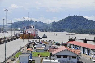 Kanalschleuse Miraflores mit Blick nach Osten : Den 80 km langen Panama-Kanal vom Atlantik zum Pazifik passieren pro Jahr ca. 14.000 Schiffe. An der Miraflores-Schleuse können Besucher die Passage großer Containerschiffe beobachten. Aufgenommen am 15. September 2011