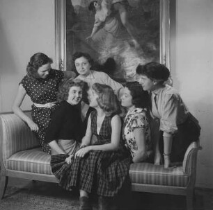 Gruppenaufnahme von sechs jungen Damen
