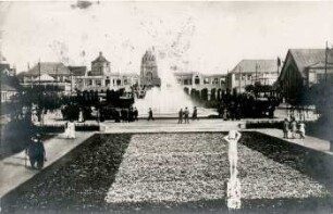 Blick vom Haupteingang nach dem Völkerschlachtdenkmal [Weltausstellung für Buchgewerbe und Graphik, Leipzig 1914 : Offizielle Ansichtskarte]