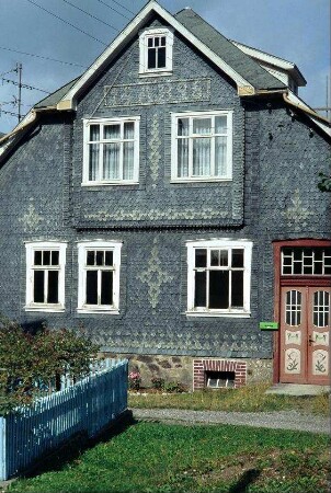 Hausgiebel mit schöner Schieferverkleidung