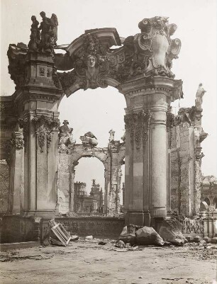 Dresden, Zwinger, Ruine des Wallpavillons von der Bogengalerie aus. Blick auf die Oper