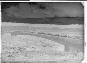 Staustufe Gerlachshausen-Volkach, Umgehungskanal. Feldwegbrücke bei km 3,82. Rechts das westliche Widerlager.