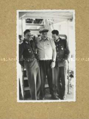 Foto von Heinrich Westerfeld mit zwei NVA-Offizieren - Nachlass
