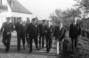 Ihringen; Blankenhornsberg: Kleines NATO Treffen; Gruppe gehend