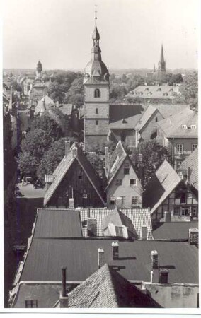 Erlöserkirche Detmold. Blick vermutlich vom Turm der Lutherkirche, im Hintergrund rechts der Turm. der Christuskirche, links der Turm des Regierungsgebäudes