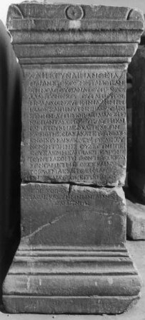 Grabaltar (in zwei Stücke gebrochen), errichtet vom Arzt Glykon mit zwei Inschriften - Seite B: Grabgedicht auf seine Gattin Pantheia, die auch Ärztin war, A: mehrere von Glykon seinem Lehrer Philadelphos gewidmete Gedichte