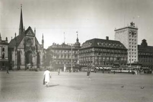 Leipzig, Augustusplatz : Leipzig. Augustusplatz. Westseite mit Paulinerkirche und Hochhaus Kroch