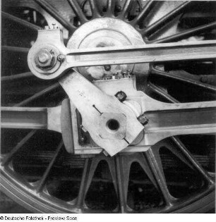 Treibstange und Gegenkurbel mit Schwingenstange am Treibrad einer Dampflokomotive