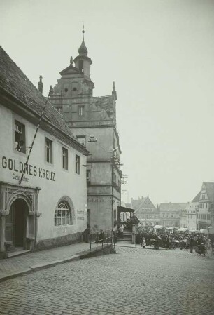 Colditz, Gasthaus Goldnes Kreuz und Rathaus mit Markttreiben auf dem Marktplatz