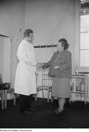 Arzt begrüßt eine Patientin