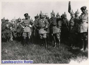 Kaiser Wilhelm II. und Kronprinz Wilhelm bei dem Besuch eines Frontabschnittes im 1. Weltkrieg