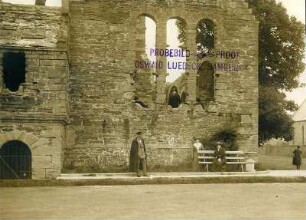 Kirkwall, Schottland. Ruine des Palastes von Earl II. Patrick Stewart (begonnen 1607) mit Touristen der Hapag