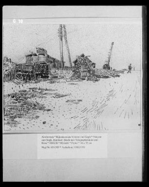 Straße mit Telegraphenmast und Kran